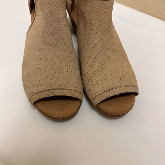 CLARKS Womens Valarie Kimble Open Toe Bootie Sand Nubuck US 8 W EU 39 Perforated - Picture 2 of 6